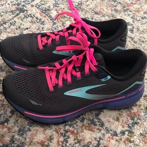 Brooks Women's Athletic Shoes size 8- GRAY with Pink and Blue Accents